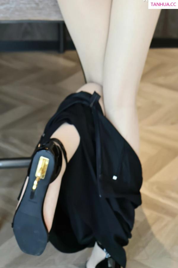   [XiuRen]高清写真图 2025.08.21 No.10674 糯梨子 性感OL第27张图片